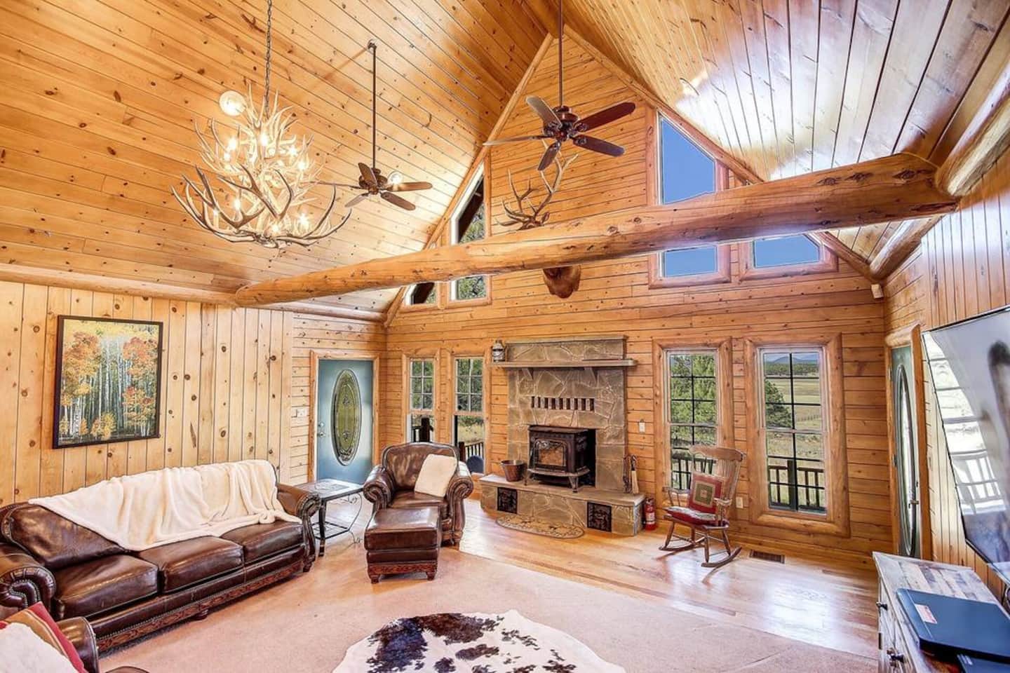 R&R Ranch log cabin great room
